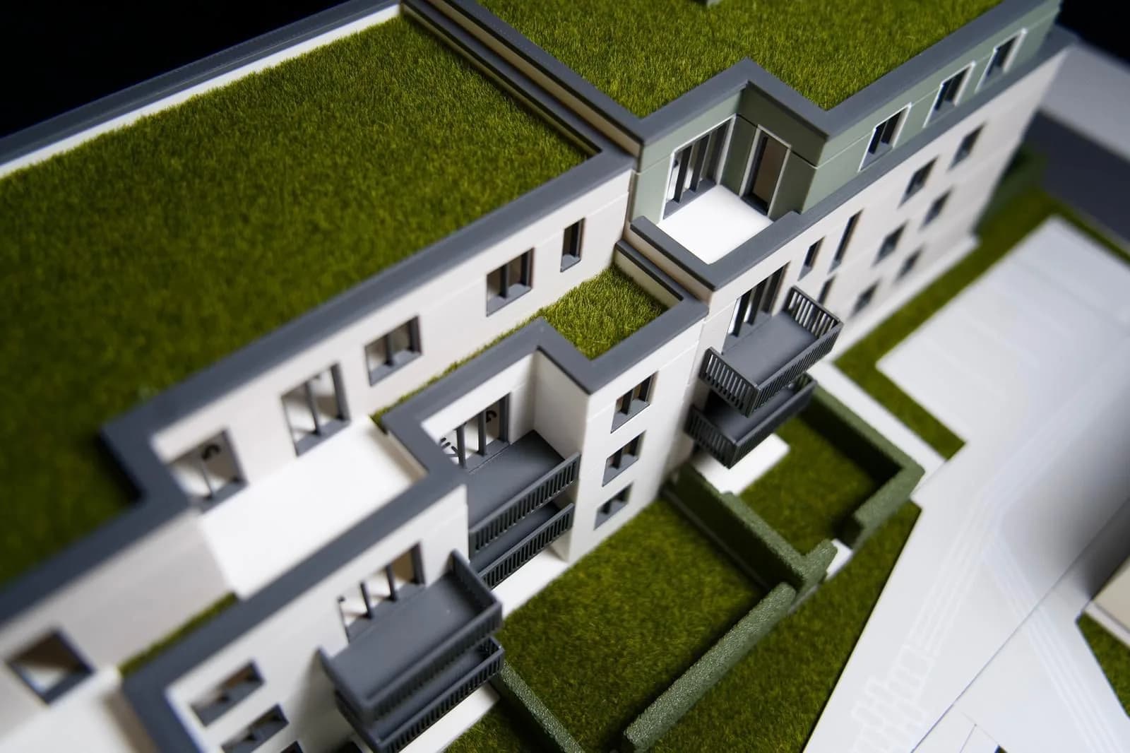 Balkone und Dachdetails präzise ausgearbeitet